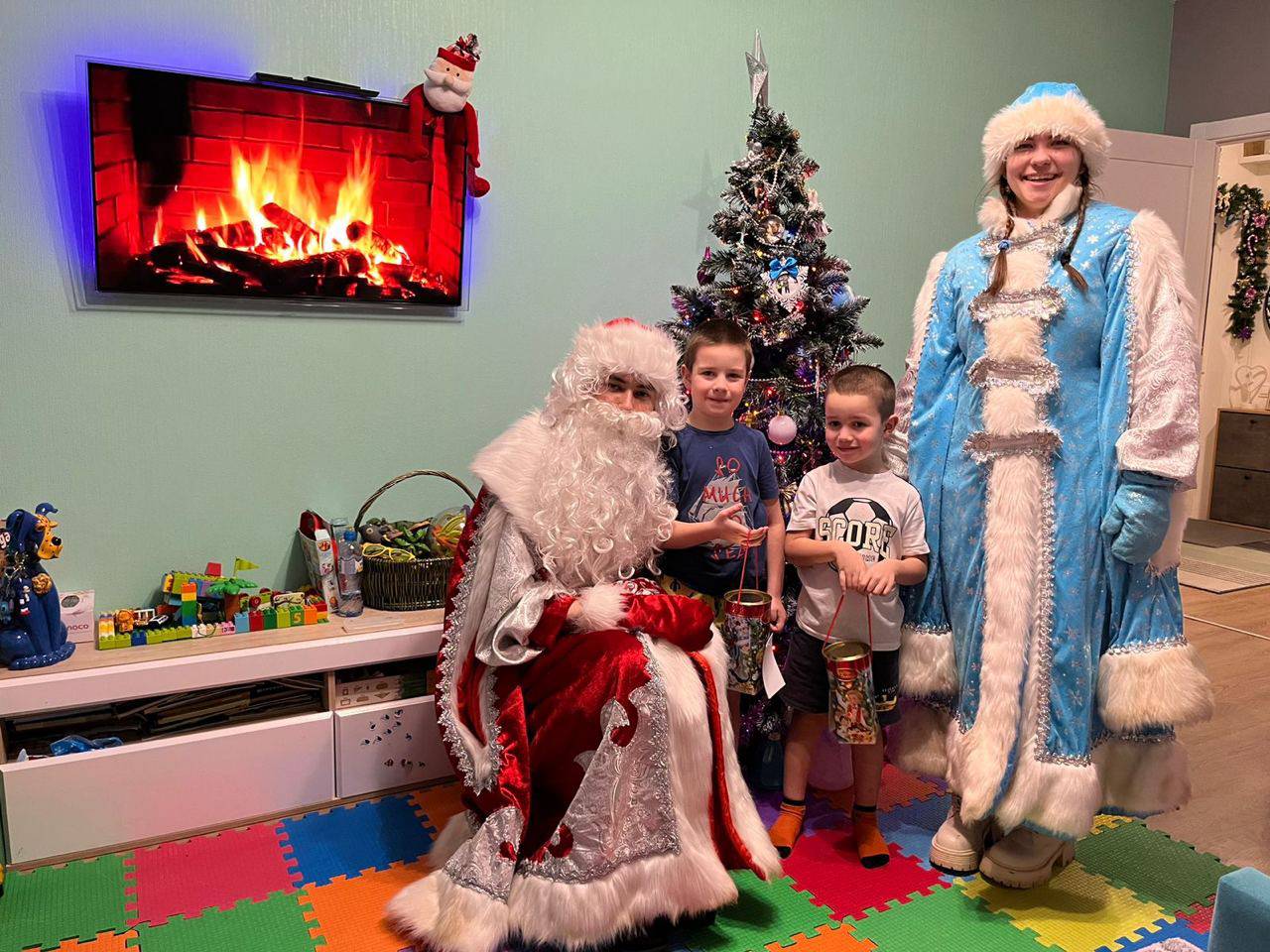 Волонтерская акция «Дед Мороз приходит в дом» стартовала в Десеновском