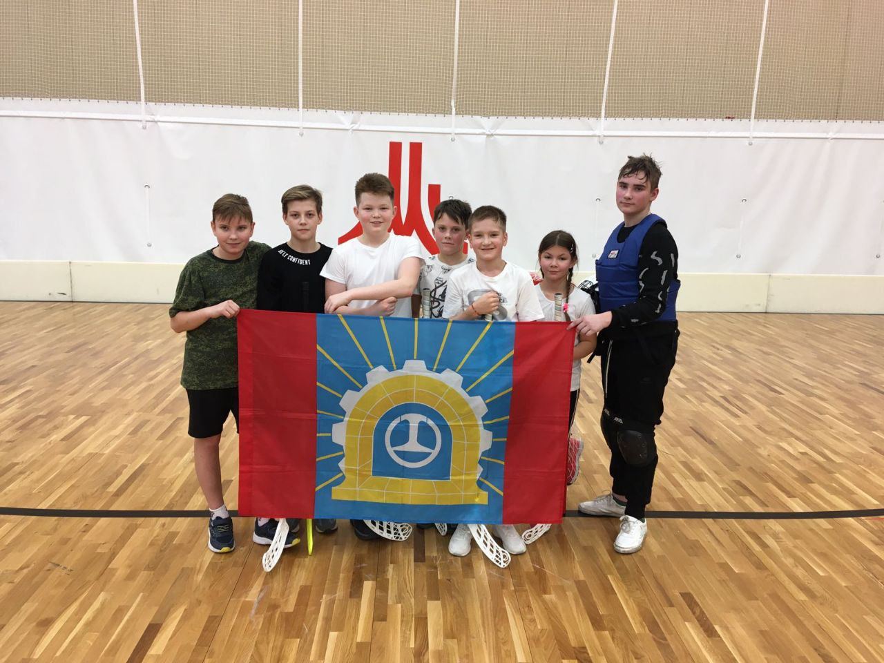 Команда из Щербинки вышла в полуфинал окружного турнира по флорболу 