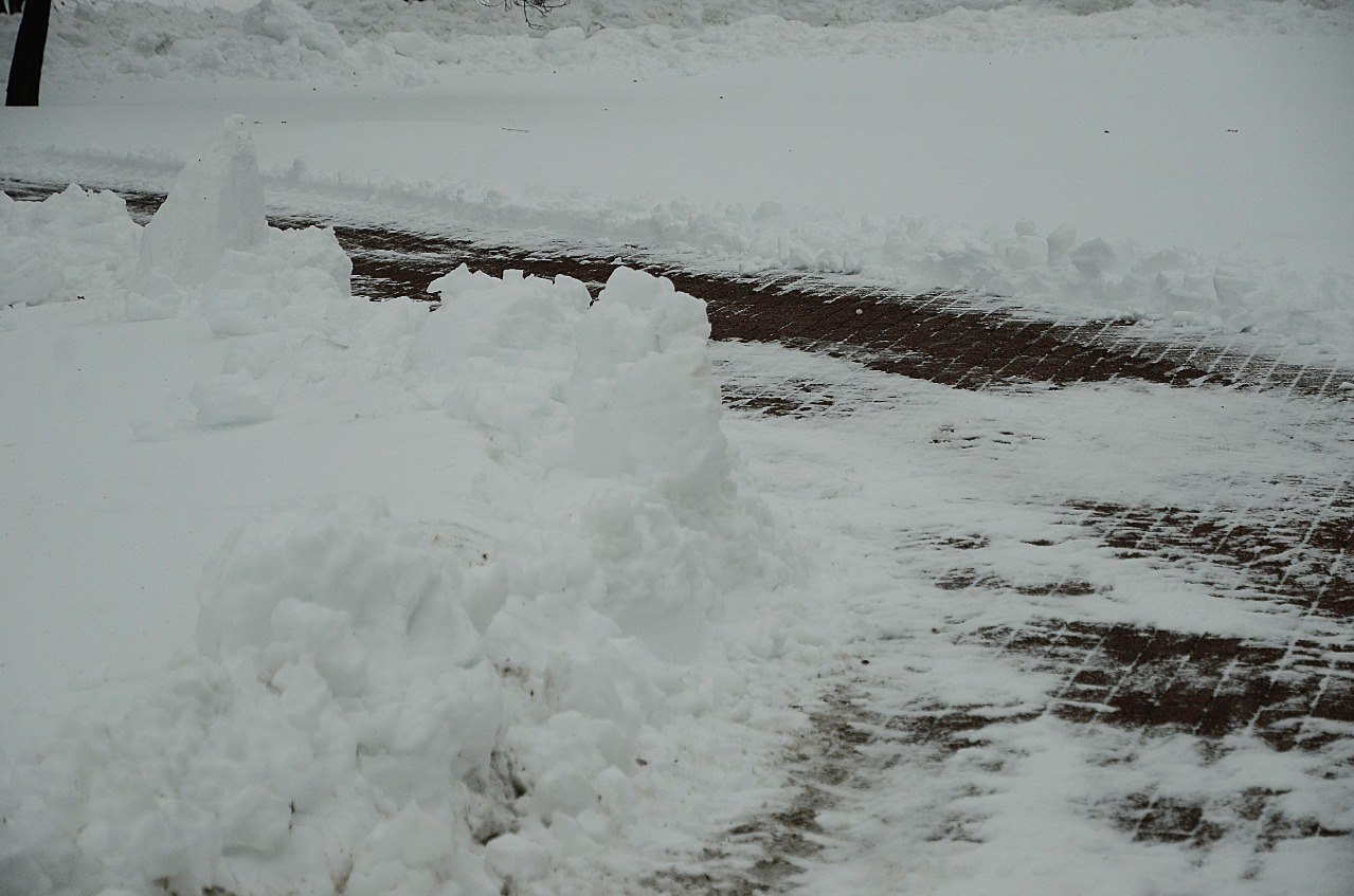 Сотрудники подрядной организации провели уборку снега на детских площадках поселения. Фото предоставили сотрудники администрации