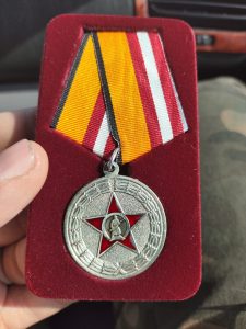 Медаль «За участие в специальной военной операции», которую вручили отцу Максиму офицеры армии РФ. Фото из личного архива