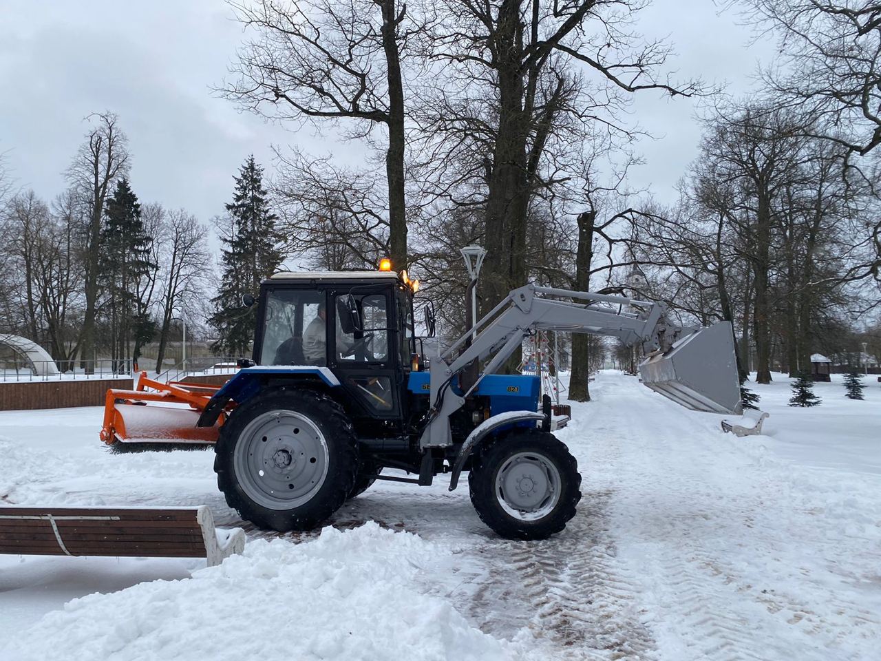 Специалисты начали выполнение уборки снега на территории поселения Кленовское 
