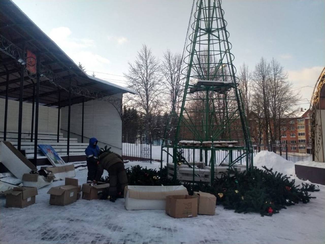 Работы по демонтажу новогодней ели провели в Роговском