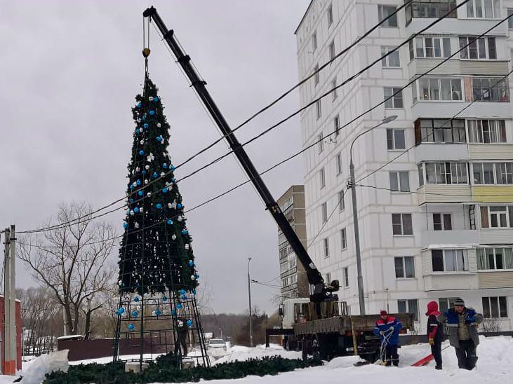 Демонтаж новогодних конструкций начали в Десеновском