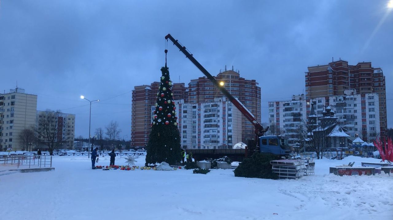 Специалисты приступили к демонтажу новогодней конструкции в поселении Киевский