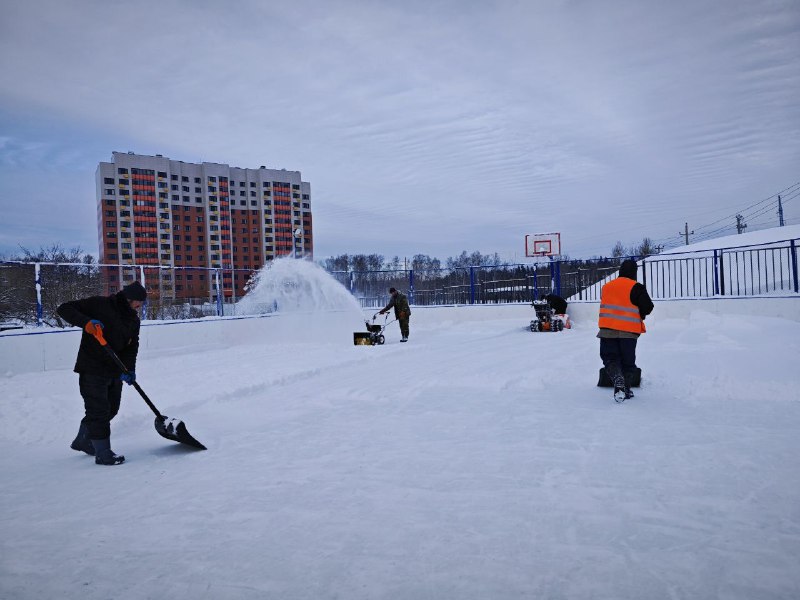 Работы по очистке многофункциональной площадки от снега прошли в Михайлово-Ярцевском