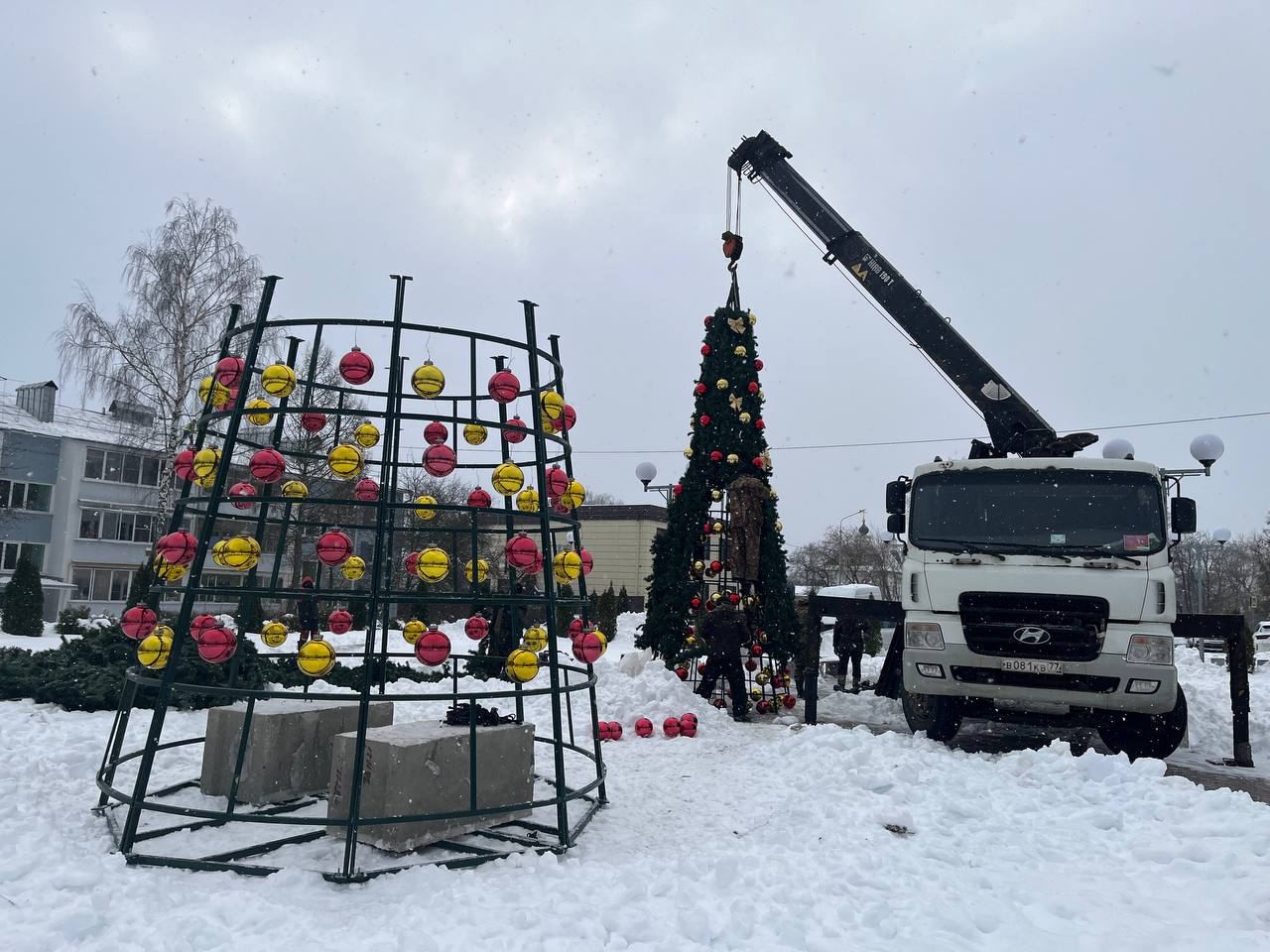Новогодние украшения начали убирать на территории поселения Щаповское 