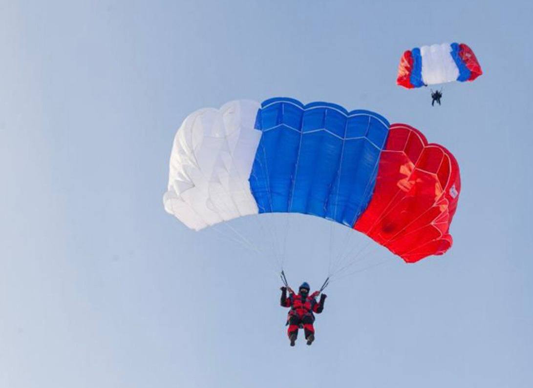 В Рузском районе Московской области спасатели-десантники совершили прыжки с высоты до 1500 метров. Фото: сайт учреждения