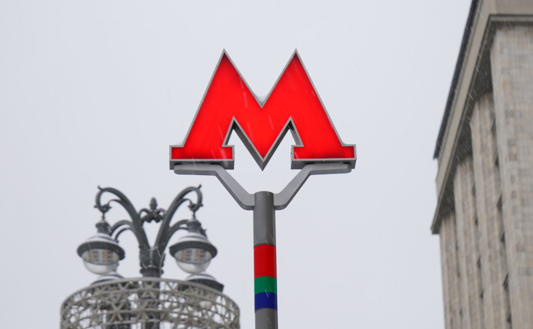 В московском метро установили обозначения на лифтовых указателях. Фото: Анна Быкова, «Вечерняя Москва»