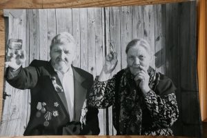 Июнь 2009 года. Супруги Обогреловы у ворот своего дома в деревне Черное Макарово.