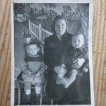 Апрель 1955 года. Евгения Обогрелова с детьми, Полиной (слева) и Леонидом (справа) в районном центре Шатрово