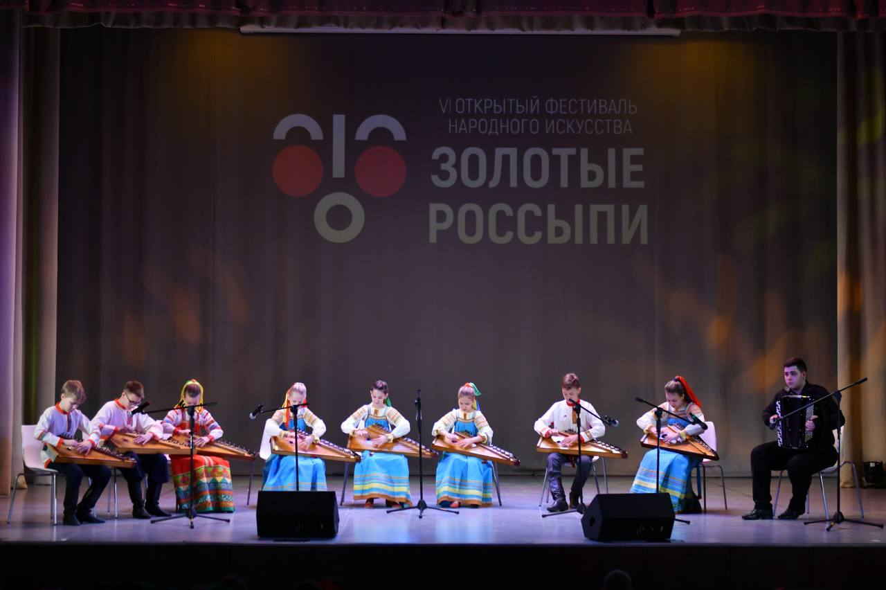 В фестивале приняли участие более 200 человек, народное искусство представили и русской песней, и народной хореографией, и инструментальными ансамблями. Фото предоставили сотрудники администрации
