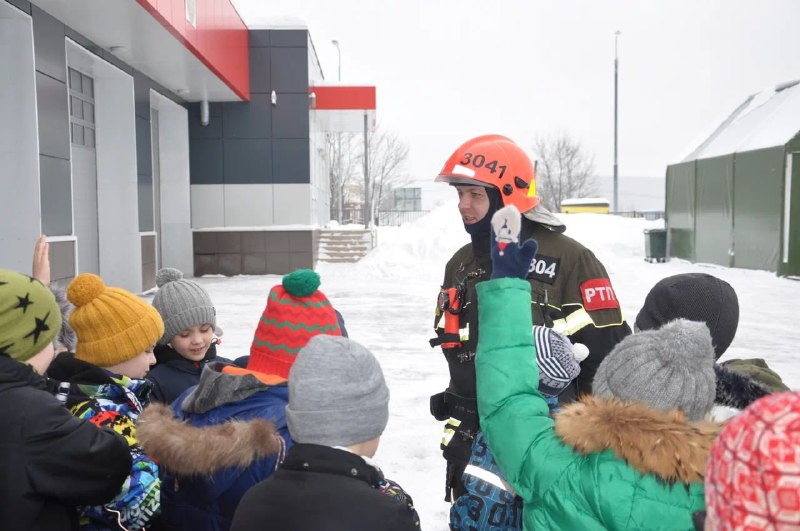 Дети из многодетных семей поселения Краснопахорское посетили пожарно-спасательный отряд