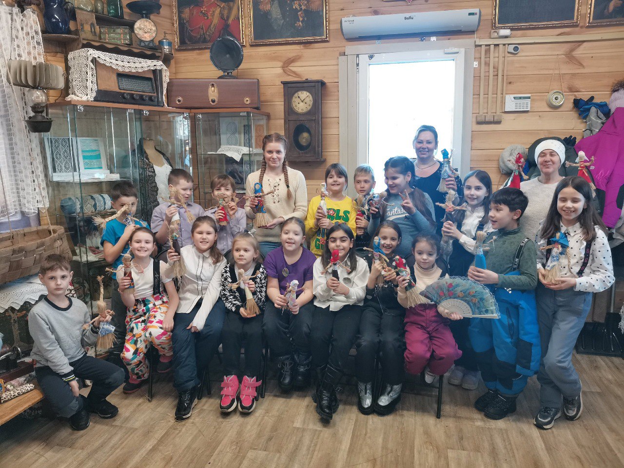 Мастер-класс по изготовлению обережных кукол из лыка состоялся в Выставочном зале истории и краеведения в поселении Роговское