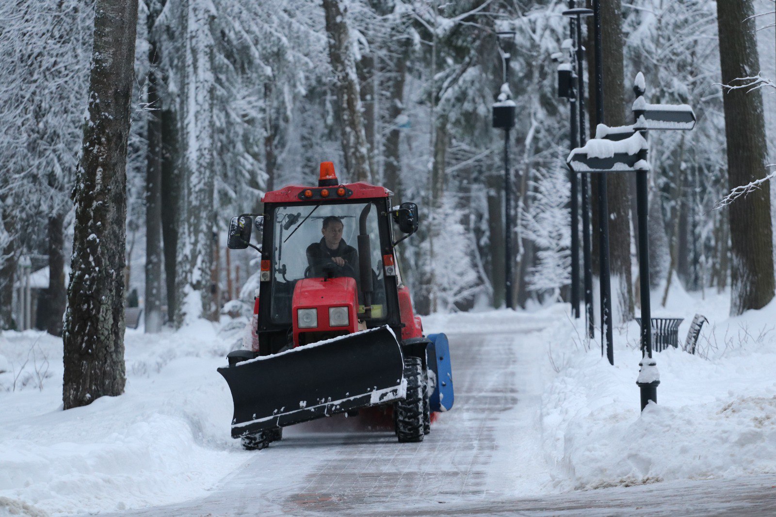 В работах задействовали специальную снегоуборочную технику. Фото предоставили сотрудники администрации