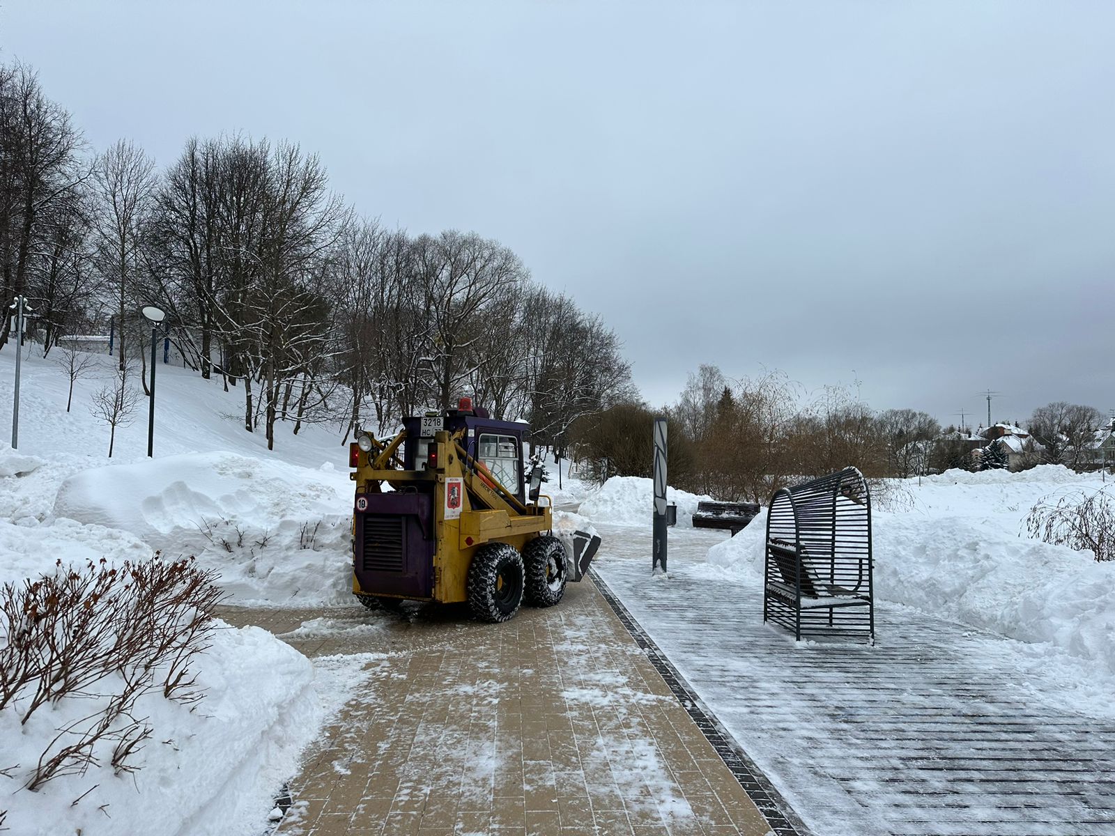 Специалисты продолжили уборку территории в парке поселения Воскресенское