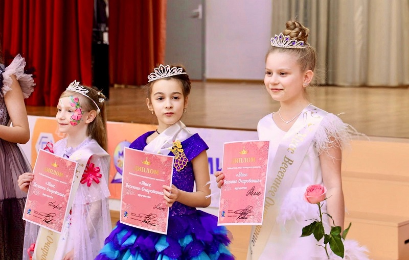 Юные короли и королевы: в школе №2065 поселения Московский провели конкурсы «Мисс Весеннее Очарование» и «Мужчина года»