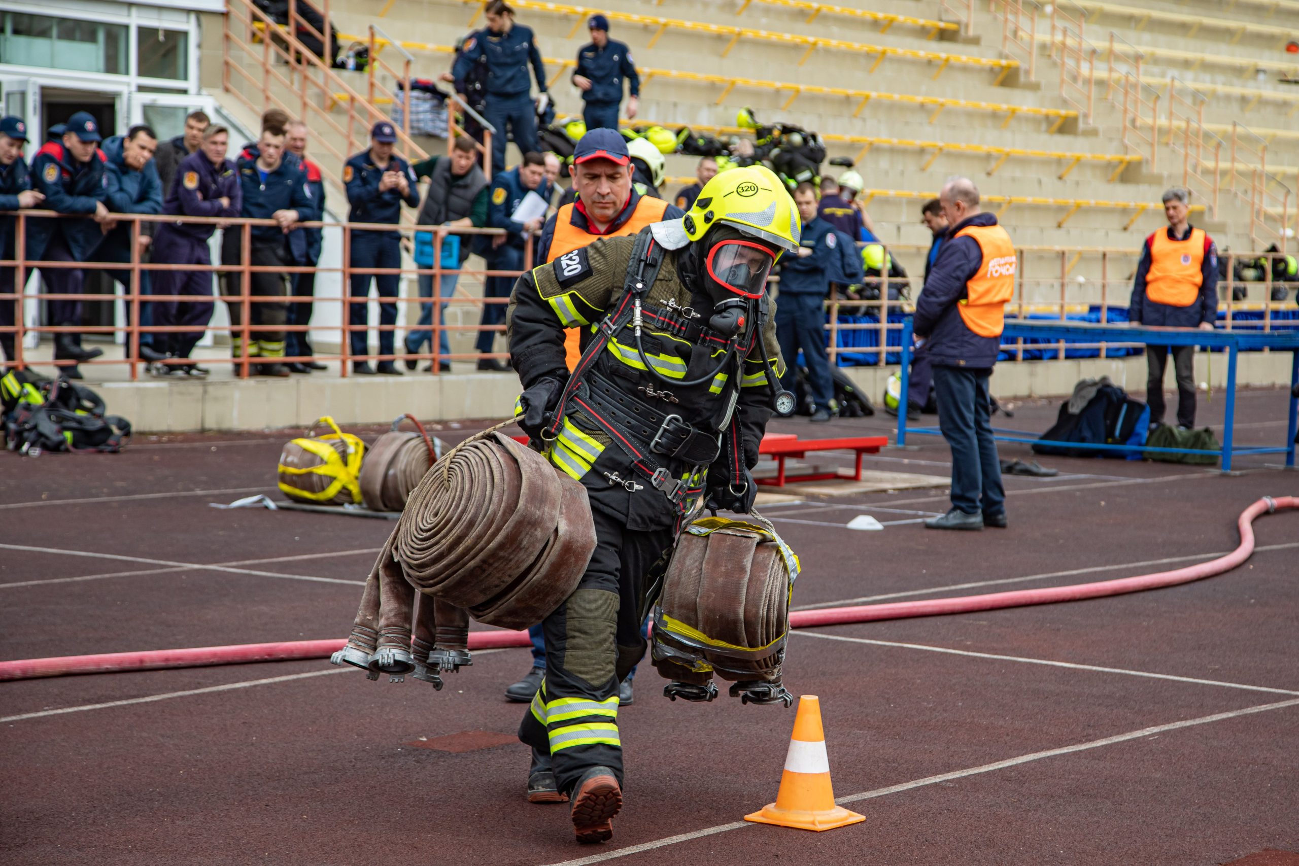 На пределе возможного: пожарные и спасатели Москвы покорили «Пожарный Олимп»