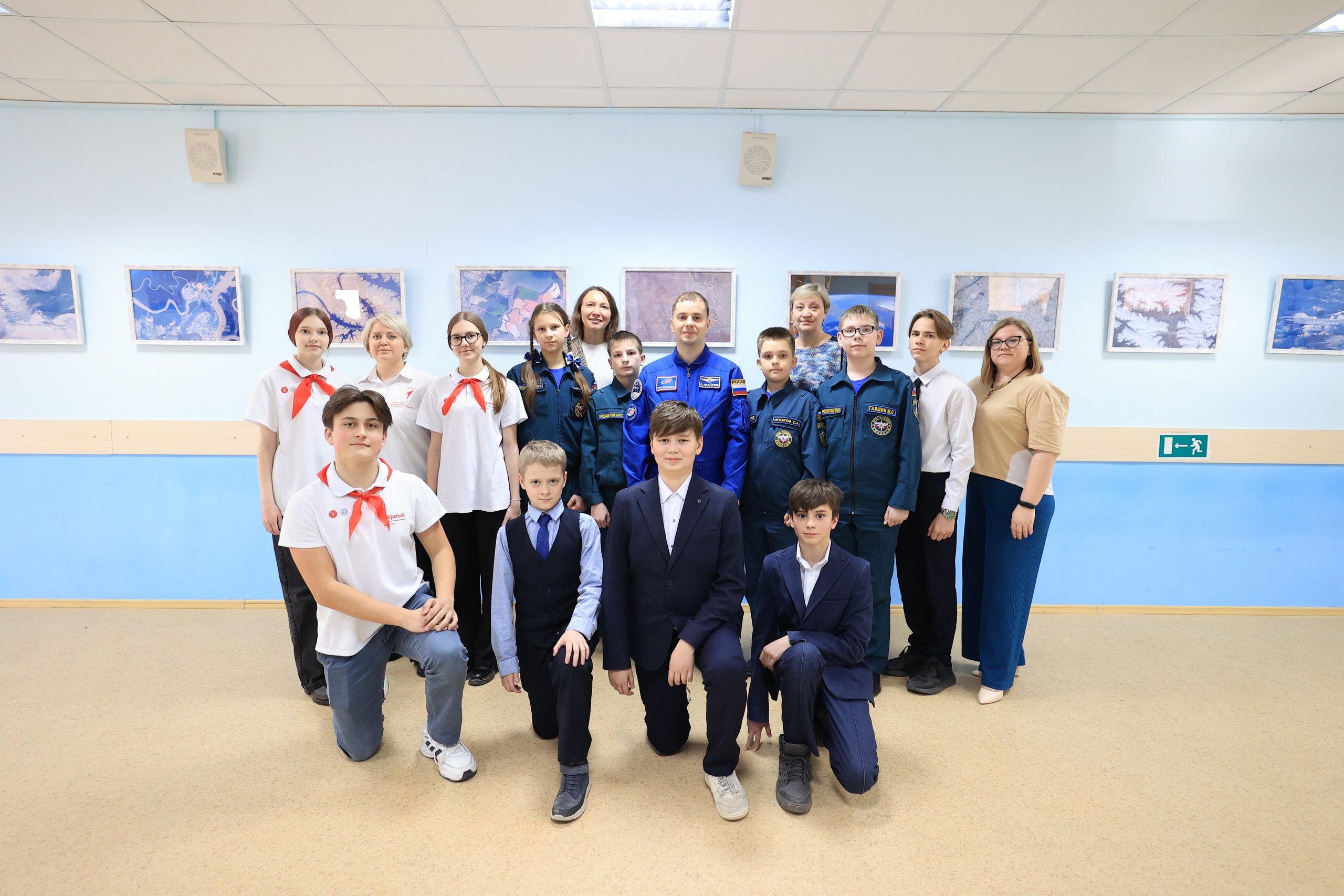 Покорители космоса: открытие тематической выставки состоялось в школе №2083