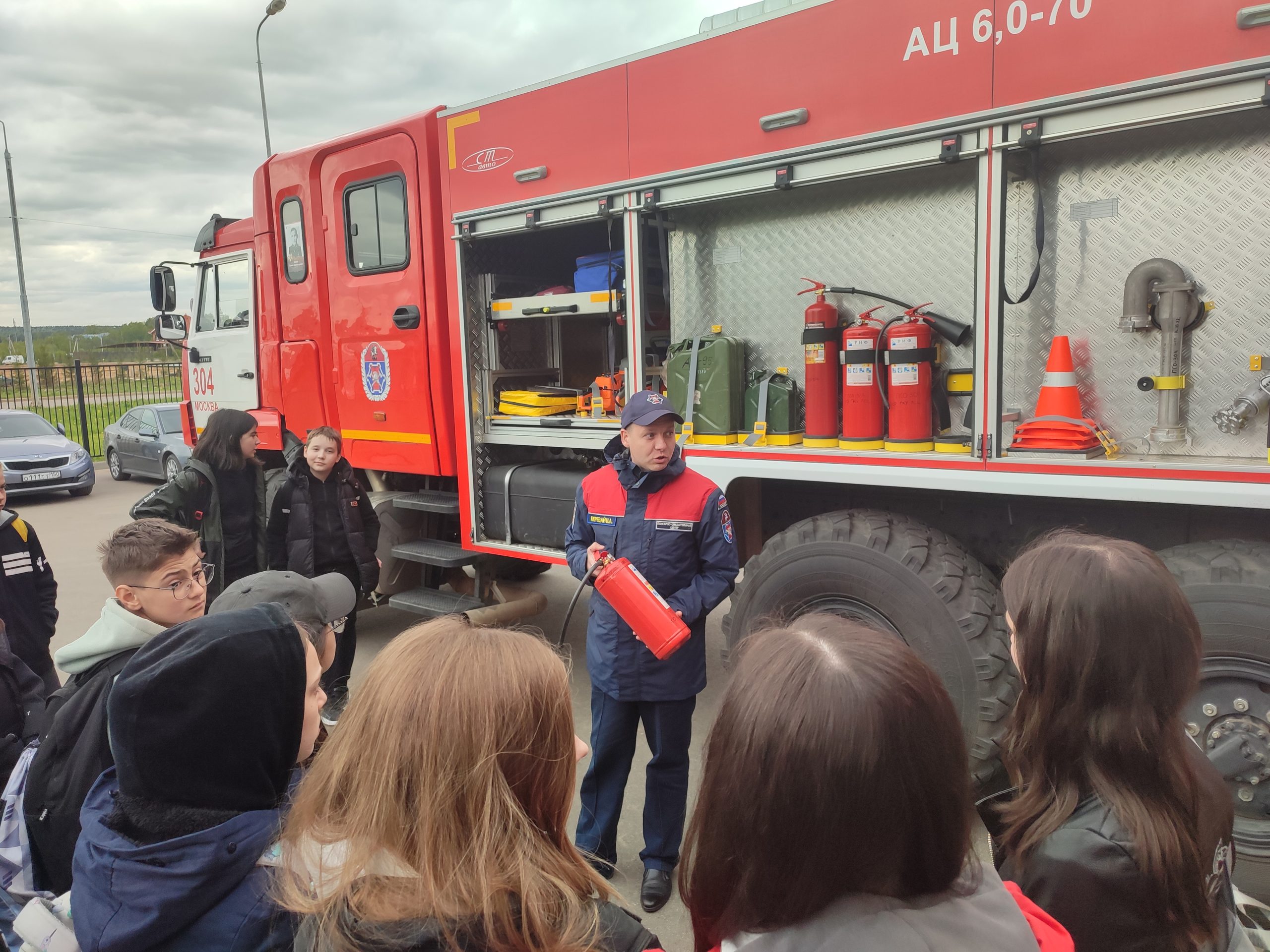 Школьники посетили пожарно-спасательные отряды и изучили правила безопасности жизнедеятельности