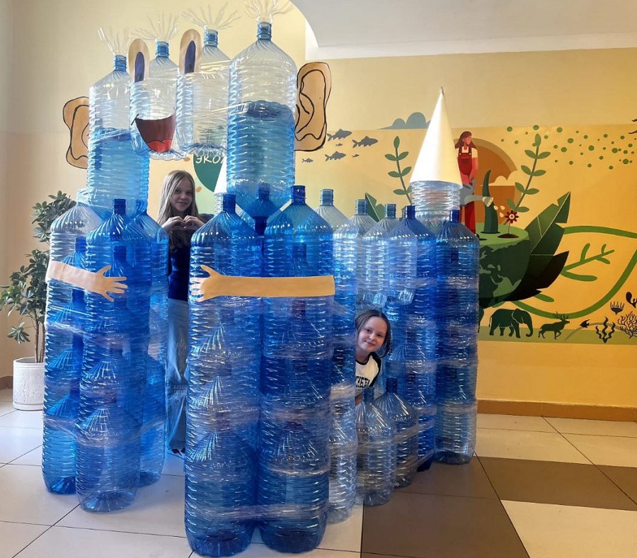 Фотозону смастрили из пластиковых бутылок. Фото: пресс-служба Школьных Новостей