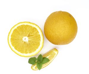 В апельсине гораздо больше витамина С, чем в лимоне