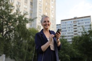 Татьяна Юркова пользуется смартфоном для оплаты покупок. Фото: Анатолий Цымбалюк