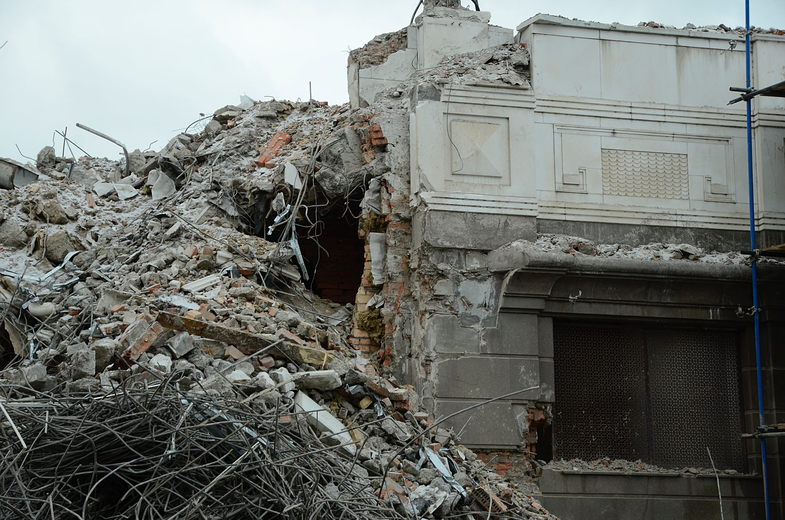Решение о сносе здания было принято после предварительного осмотра здания. Фото: Анна Быкова, «Вечерняя Москва»