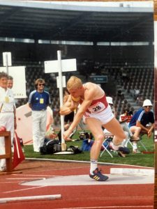 Спортсмен Алексей Лях, мастер спорта международного класса, во время соревнований по десятиборью. Фото из личного архива.