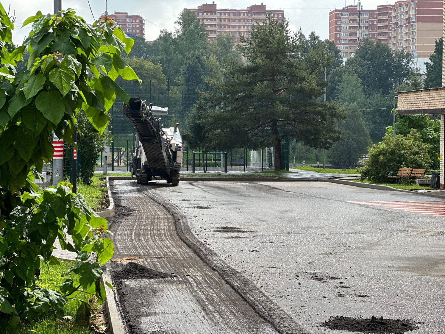 На время проведения работ жителям стоит быть внимательными и аккуратными. Фото предоставили сотрудники администрации