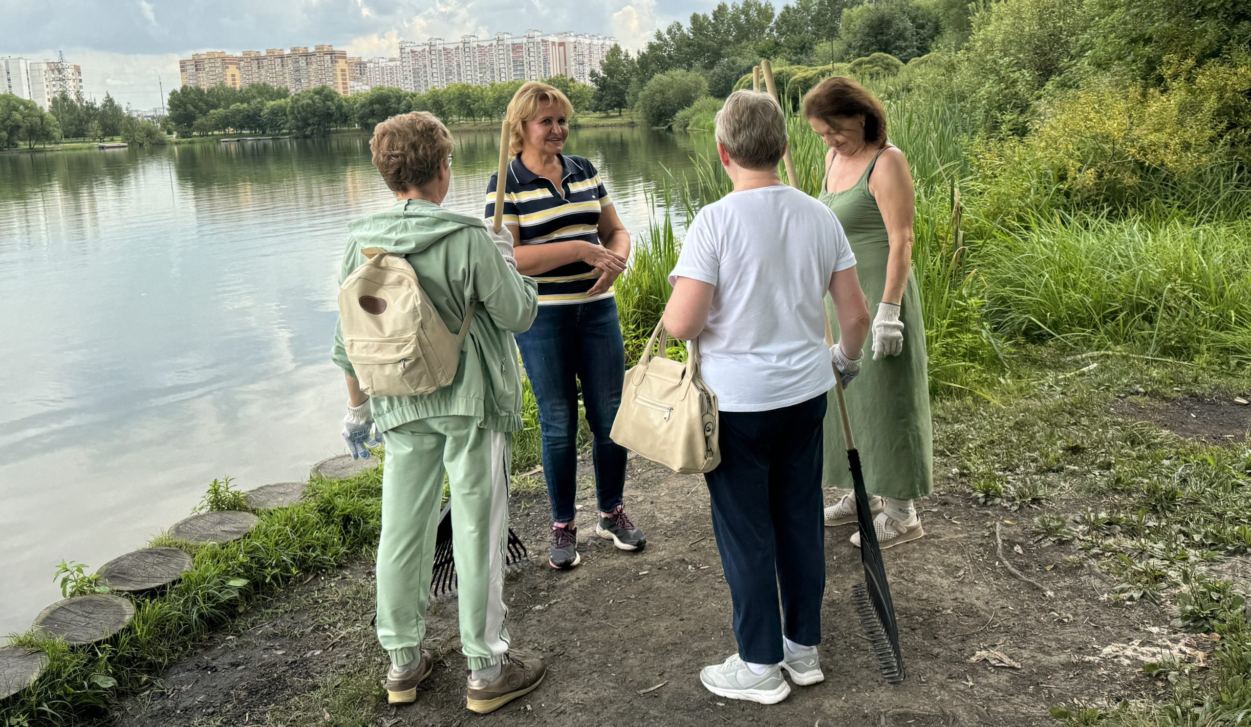 Людмила Гусева поддержала проведение экосубботника возле прудов в Южном Бутово. Фото: Арина Строилова