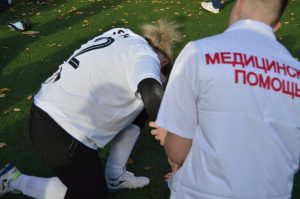 Первый гол от противников. Вратарь команды «Воскресенское» получила травму. Фото: Софья Ильина, «Вечерняя Москва»