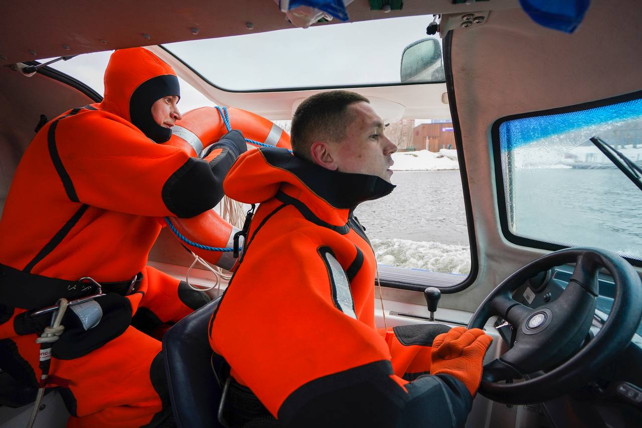 Столичные спасатели усилили контроль безопасности на реках и водоемах из-за появления первого тонкого льда. Фото: пресс-служба Управления по ТиНАО Департамента ГОЧСиПБ