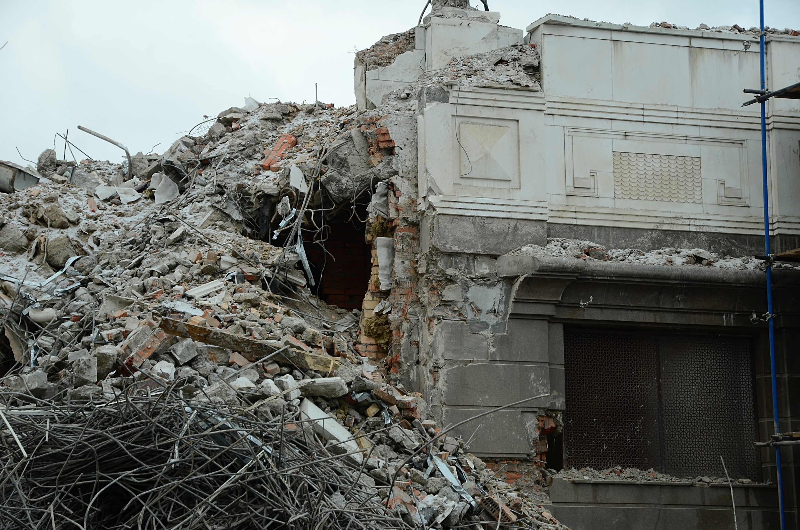 Заброшенное недостроенное здание демонтировали в деревне Староселье