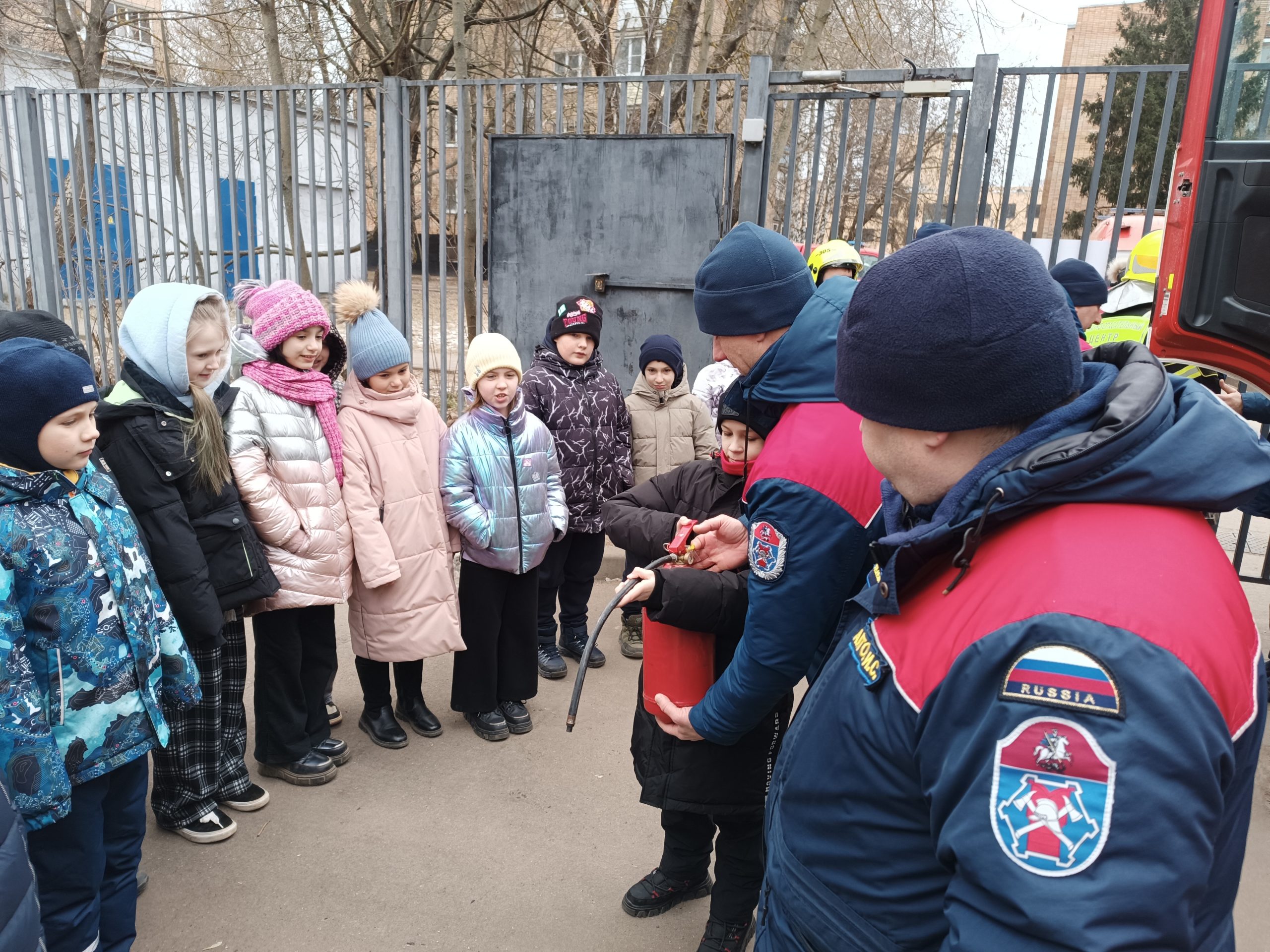 Они преподавали правила пожарной безопасности и безопасности на льду. Фото: пресс -служба Департамента департамента Департамента Гочсипба