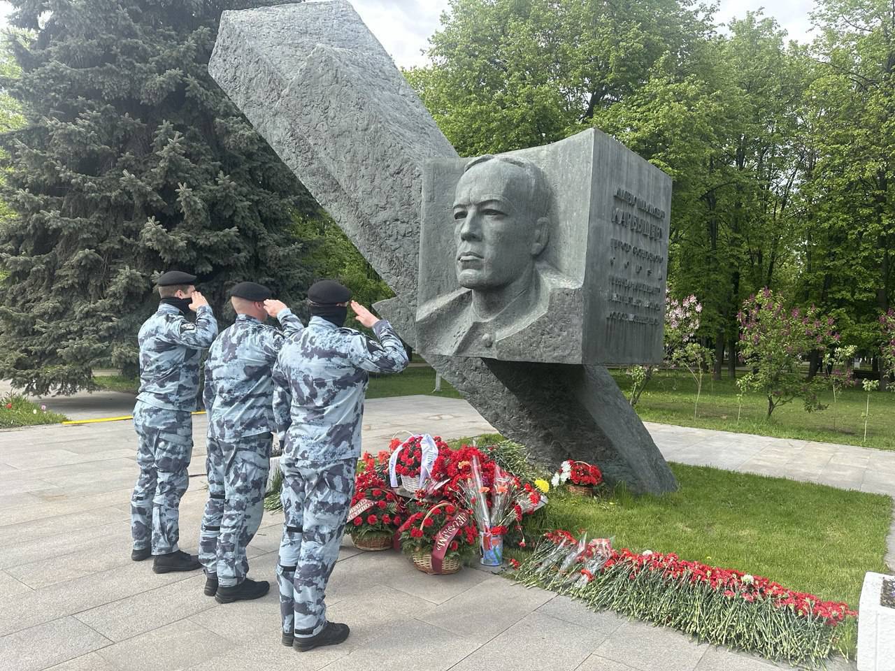 В преддверии Дня Победы сотрудники ОМОН «Меч» на транспорте почтили память Героя Советского Союза Дмитрия Карбышева