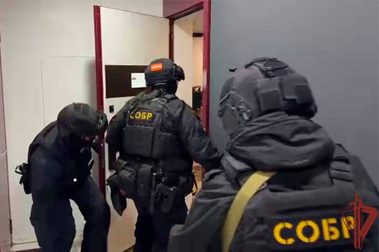 При содействии столичного СОБР Росгвардии задержаны подозреваемые в мошенничестве