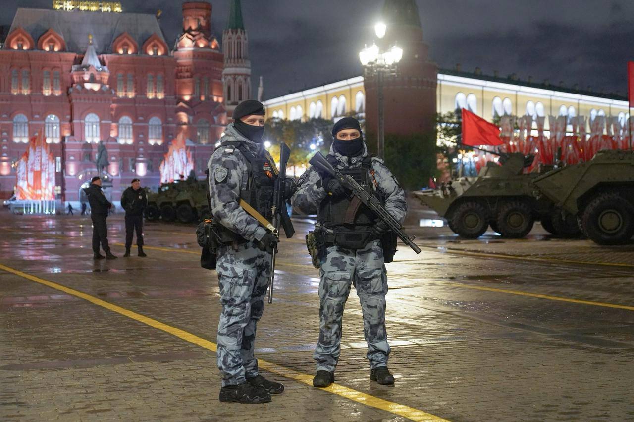 Столичные росгвардейцы обеспечили безопасность во время ночной репетиции парада, посвященного 80-летию Победы