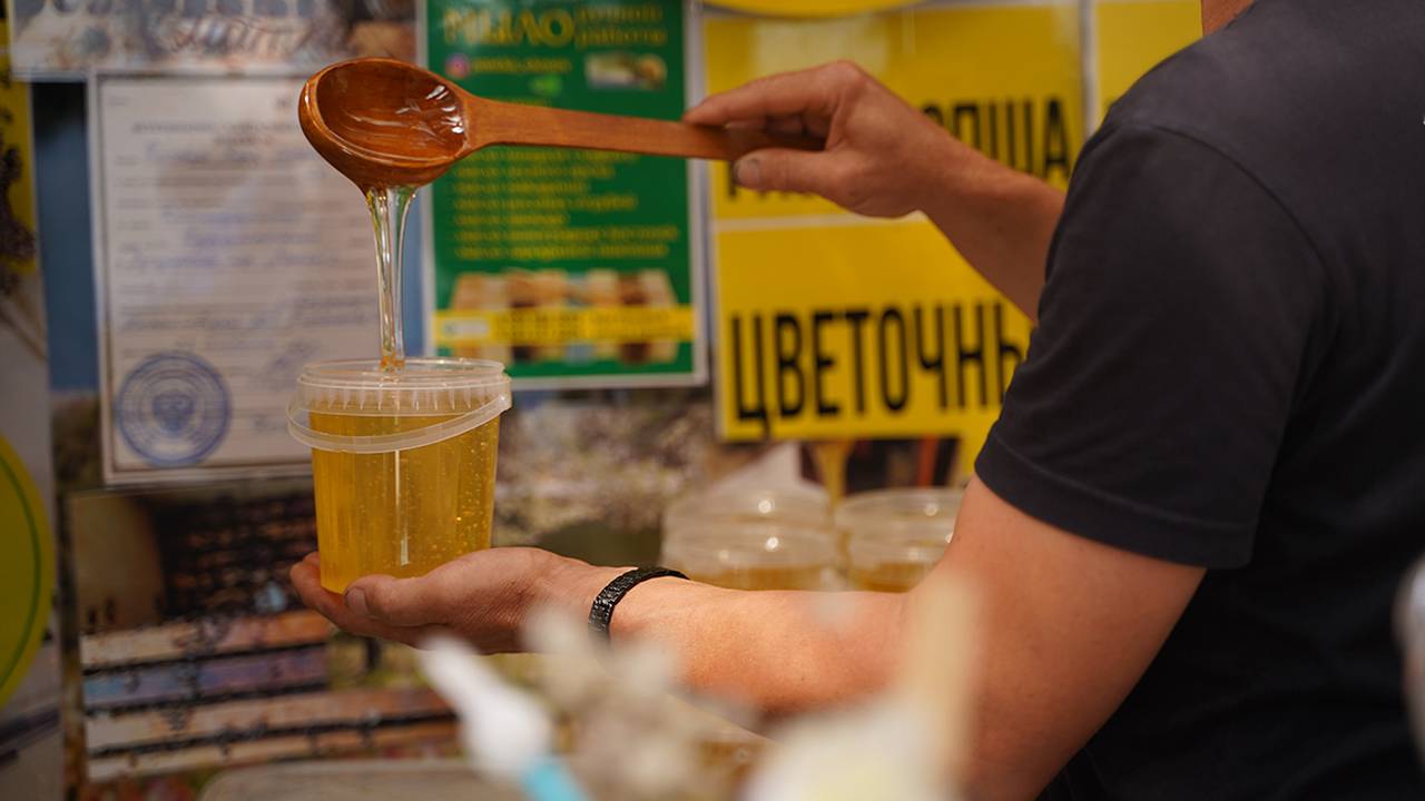 Участник ярмарки в Митине отправляет в зону СВО мед и другую гуманитарную помощь