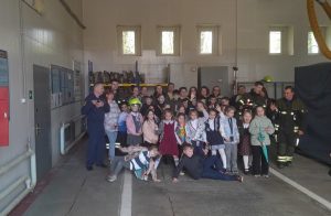 Ребятам напомнили о номерах телефонов, по которым можно связаться со спасателями в случае возникновения чрезвычайной ситуации. Фото: пресс-служба Управления по ТиНАО Департамента ГОЧСиПБ