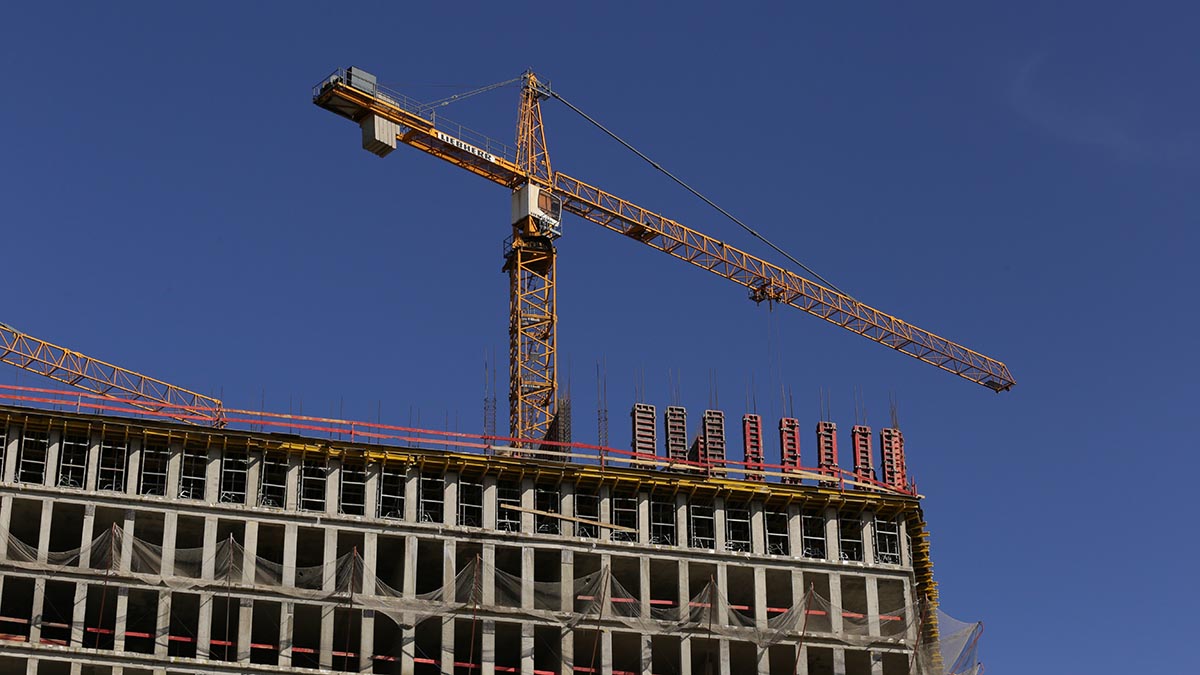 За апрель в столице построили 37 коммерческих и социальных объектов