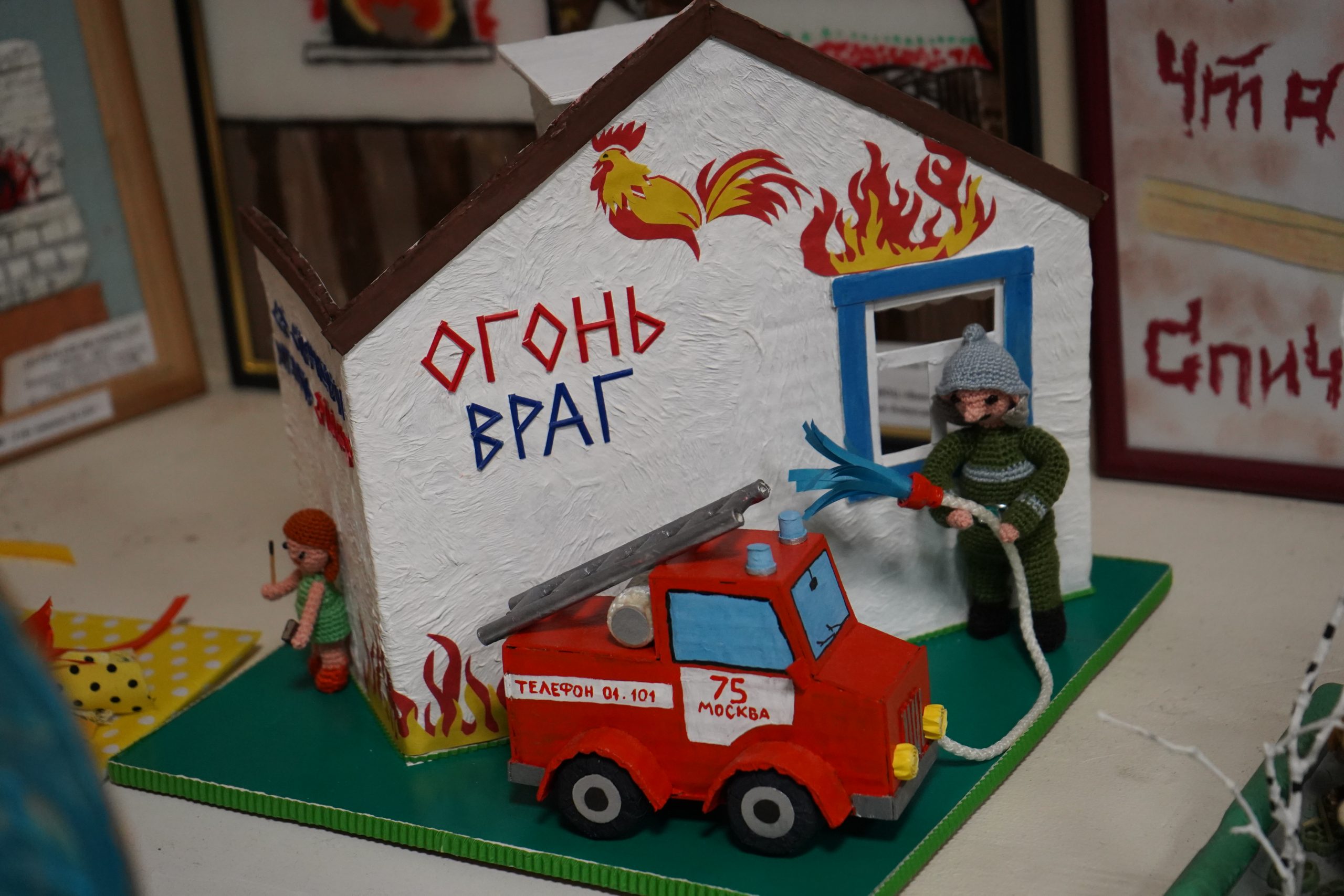 В ходе экскурсии по зданию ПСО у школьников была возможность увидеть технику и примерить боевую экипировку спасателей. Фото: Анна Быкова, «Вечерняя Москва»