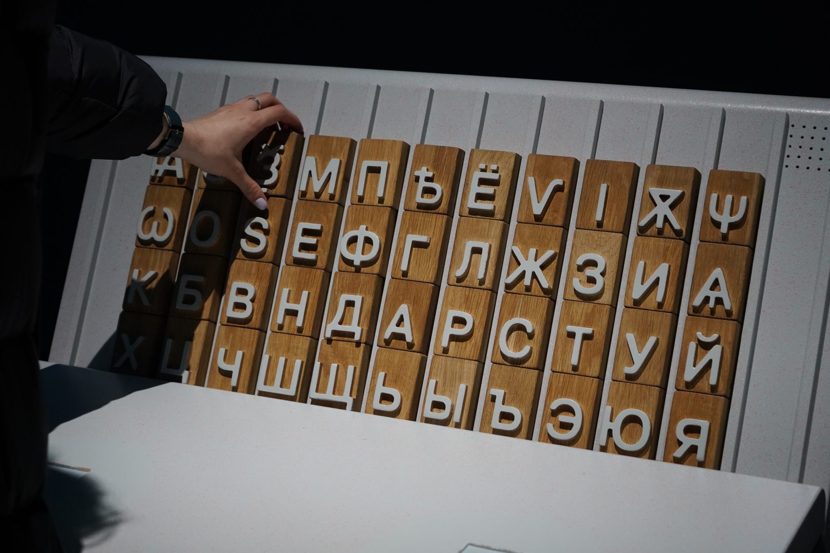 Посетители узнают интересные подробности о жизни и вкладе в развитие русского языка братьев Кирилла и Мефодия. Фото: Анна Быкова, «Вечерняя Москва»