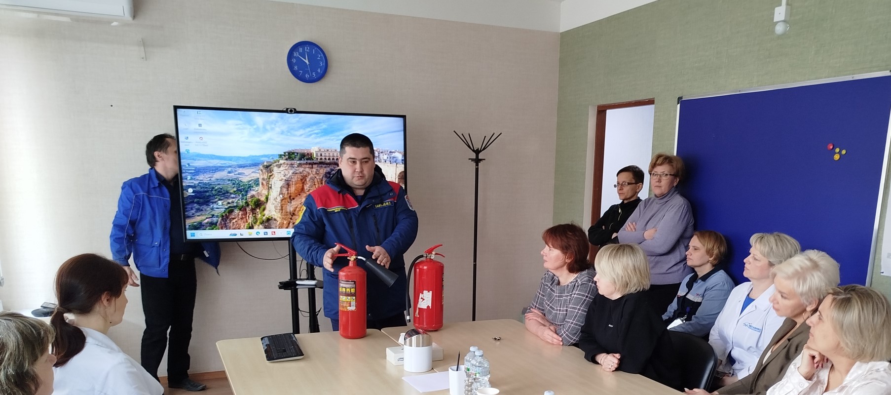 Специалисты при помощи видеоматериалов довели до участников встречи такие понятия, как основные причины возникновения пожаров на производстве и жилых домах. Фото: пресс-служба Управления по ТиНАО Департамента ГОЧСиПБ