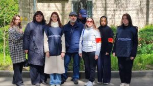 Активисты из Коммунарки вместе с с сотрудниками управы «Московская безопасность» и общественными советниками обошли район и выявили факты нанесения надписей на фасады зданий, заборы и асфальт. Фото: официальная страница Молодежной палаты района Коммунарка в социальных сетях