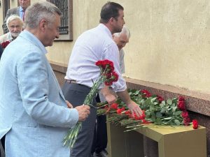 Участники церемонии возложили цветы к монументу. Фото: Анастасия Сёмина, «Вечерняя Москва»