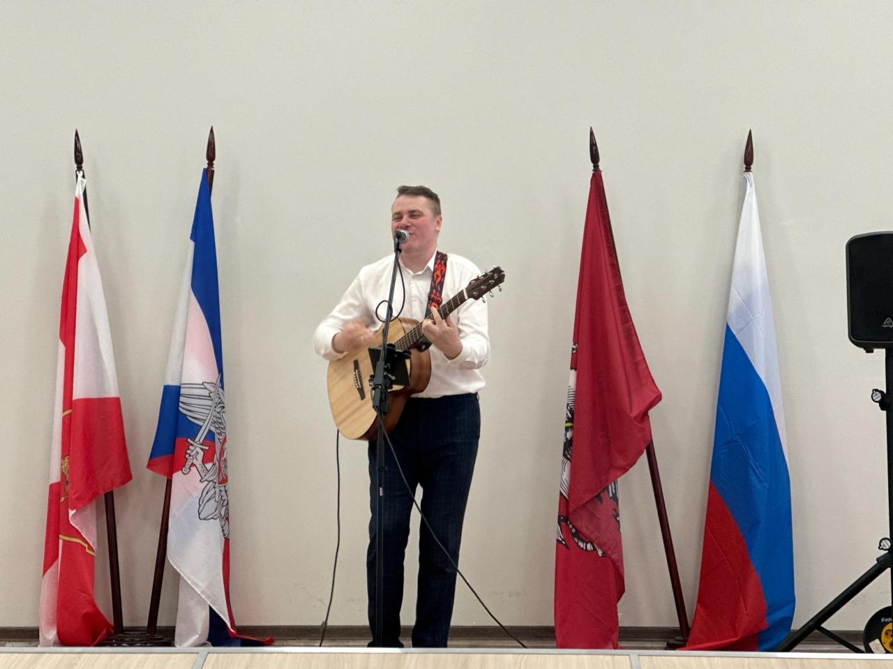 Владимир Нестеренко представил особый репертуар, включающий как популярные песни, знакомые с детства, так и собственные композиции. Фото6 официальная страница ДК «Кленово» в социальных сетях