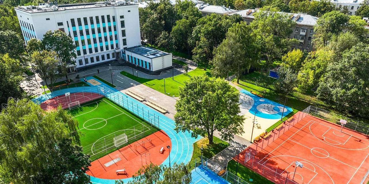 В Москве проводят благоустройство территорий более 60 образовательных учреждений