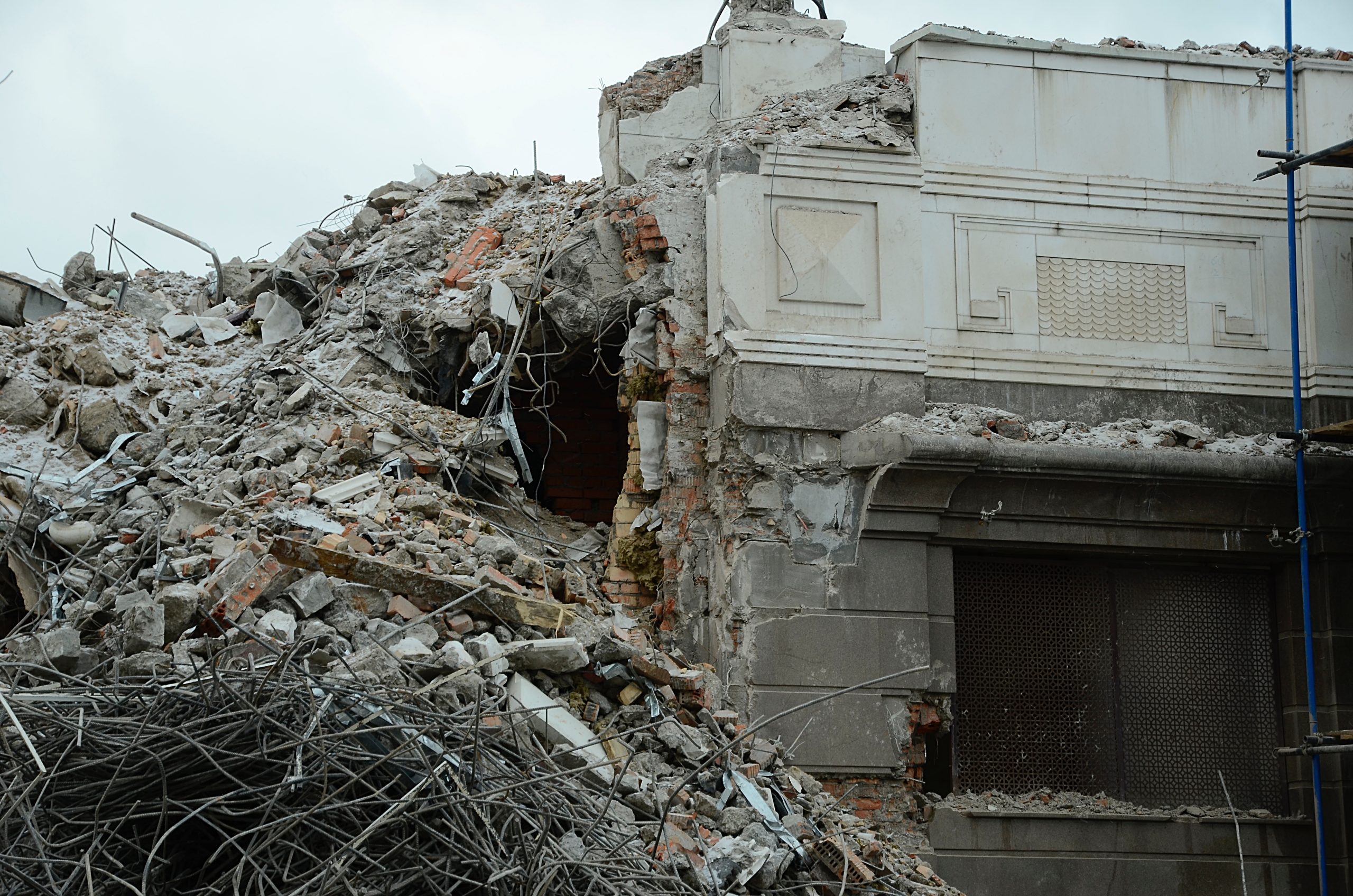 Незаконную реконструкцию здания демонтировали в Троицке