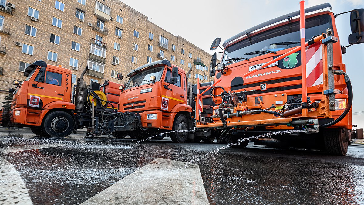 Постоянное дежурство поливочных машин и бригад организовали в Новой Москве