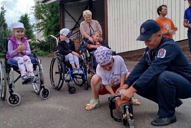 Пожарные из района Бекасово навестили воспитанников Детского реабилитационного центра